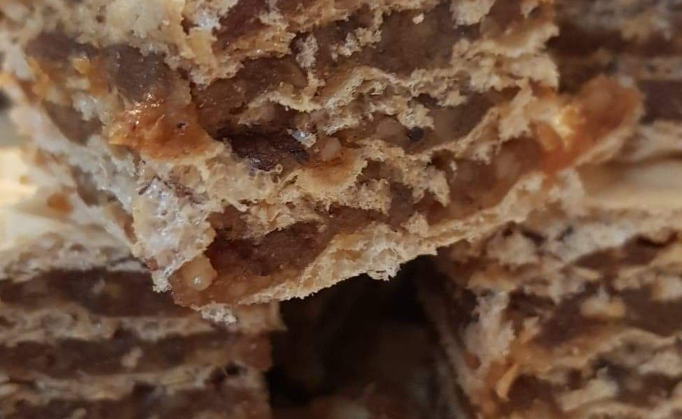 Napolitane cu nuci și cremă caramel